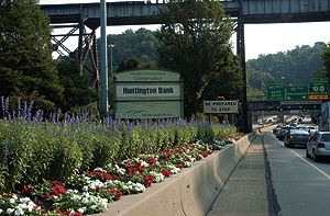 Everyday, 125,000 vehicles pass this
WPC garden in front of the Fort Pitt
Tunnels outside downtown Pittsburgh.